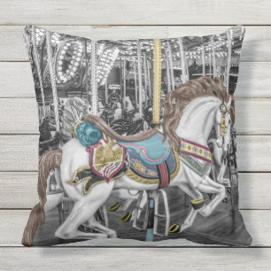 Een paard met een buitenkant om een carrousel te k buitenkussen