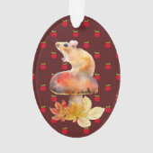 Een paardenmuis met appels op een rode paddenstoel ornament (achterkant)