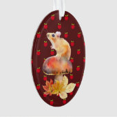 Een paardenmuis met appels op een rode paddenstoel ornament (voorkant)