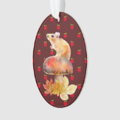 Een paardenmuis met appels op een rode paddenstoel ornament (voorkant)