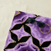 Een paars amethyst goud en zwart abstract strandlaken (In situ)