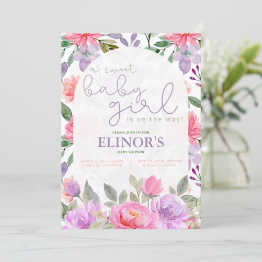 Een Paars meisje met een snoepje en een roze Baby  Kaart (Staand voorkant)