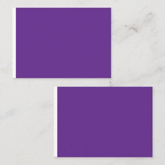 Een paarse achtergrond met een plaatskaartje (Voorkant / Achterkant)