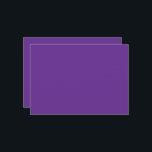 Een paarse achtergrond met een save the date<br><div class="desc">Het ontwerp is een groot blauw vierkant,  dat een heldere en heldere hemel lijkt te zijn. De kleur van de lucht is een diepe tint blauw,  waardoor het een levendige en levendige uitstraling heeft.</div>