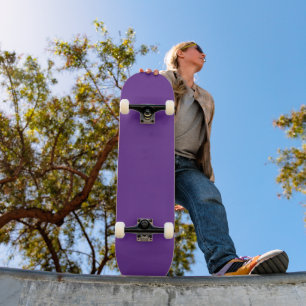 Een paarse achtergrond met een witte rand persoonlijk skateboard