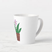 Een Paarse bloem in een pot Latte Mok (Rechterhoek)