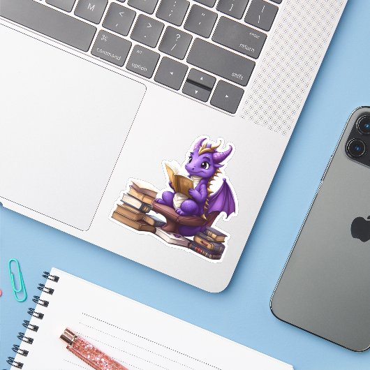 Een Paarse Dragon Reading Sticker (Laptop met iPhone)