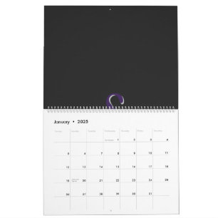 Een paarse en groene pauwenveer op een zwarte rug kalender