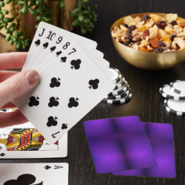 Een paarse speelkaart achterkant ligt bovenop pokerkaarten