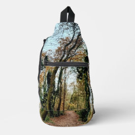 Een pad, door de bomen sling bag