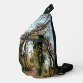 Een pad, door de bomen sling bag (Rechterhoek)