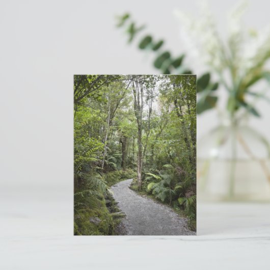Een pad door een regenwoud aan de basis van briefkaart (Staand voorkant)