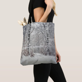Een pad door het betoverde winterbos tote bag