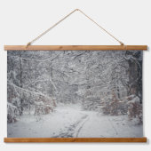 Een pad in een winterbos en matte takken hangend wandkleed (Voorkant 2)