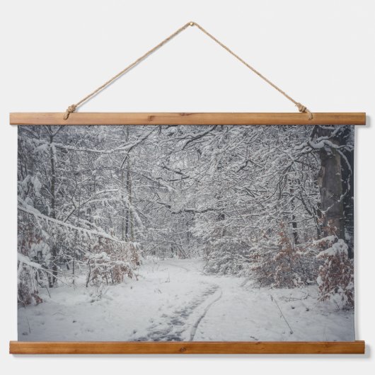 Een pad in een winterbos en matte takken hangend wandkleed (Voorkant 2)