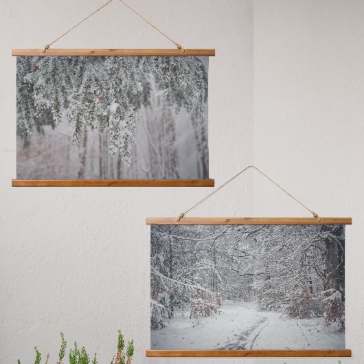 Een pad in een winterbos en matte takken hangend wandkleed