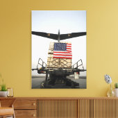 Een pallet met humanitaire hulpgoederen canvas afdruk (Insitu (Woonkamer))