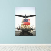 Een pallet met humanitaire hulpgoederen canvas afdruk (Insitu (Houten vloer))