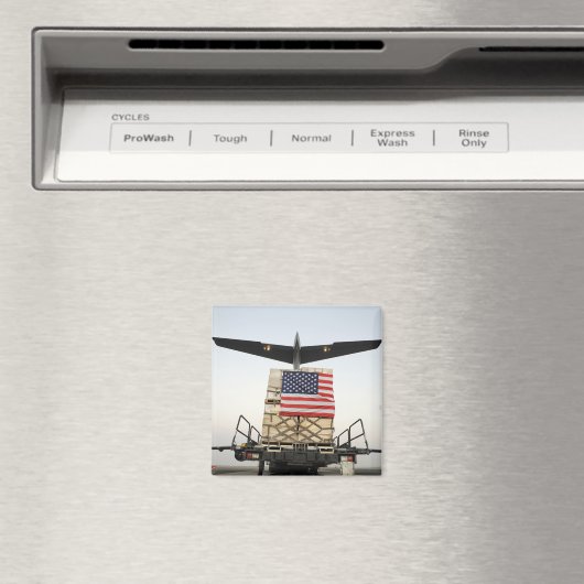 Een pallet met humanitaire hulpgoederen magneet (Insitu (Vaatwasser))