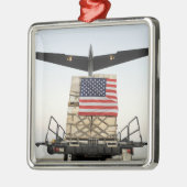 Een pallet met humanitaire hulpgoederen metalen ornament (Links)