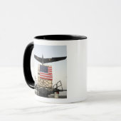 Een pallet met humanitaire hulpgoederen mok (Voorkant links)