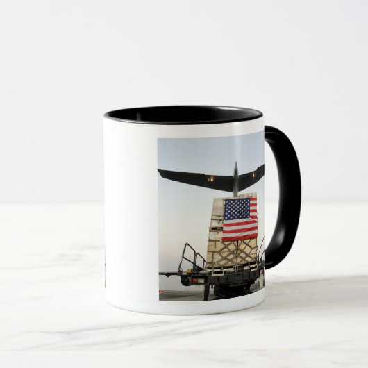 Een pallet met humanitaire hulpgoederen mok (Voorkant rechts)