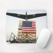 Een pallet met humanitaire hulpgoederen muismat (Met muis)