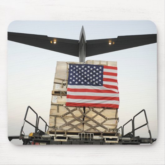 Een pallet met humanitaire hulpgoederen muismat (Voorkant)