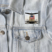 Een pallet met humanitaire hulpgoederen vierkante button 5,1 cm (In situ)