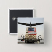 Een pallet met humanitaire hulpgoederen vierkante button 5,1 cm (Voorkant /achterkant)