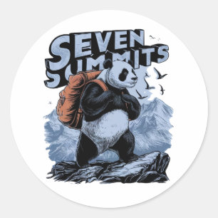 Een panda-beer dat hoog staat op rotsachtig terrei ronde sticker