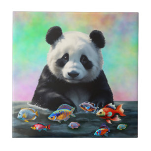 Een panda staart nieuwsgierig naar kleurrijke zwem tegeltje