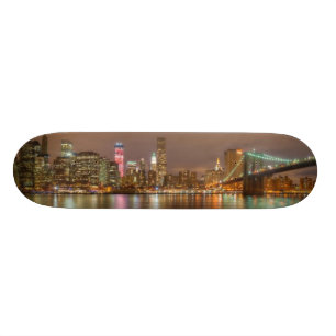 Een panorama van de skyline van New York City Skateboard