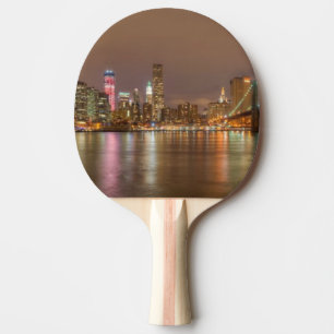 Een panorama van de skyline van New York City Tafeltennisbatje
