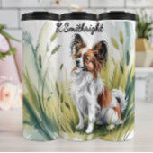 Een Papillon hond in hoog gras Thermosbeker