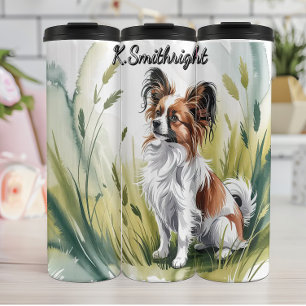 Een Papillon hond in hoog gras Thermosbeker