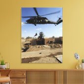 Een pararescueman rappels van een HH-60 2 Canvas Afdruk (Insitu (Woonkamer))