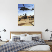 Een pararescueman rappels van een HH-60 2 Canvas Afdruk (Insitu (Slaapkamer))