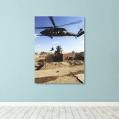 Een pararescueman rappels van een HH-60 2 Canvas Afdruk (Insitu (Houten vloer))