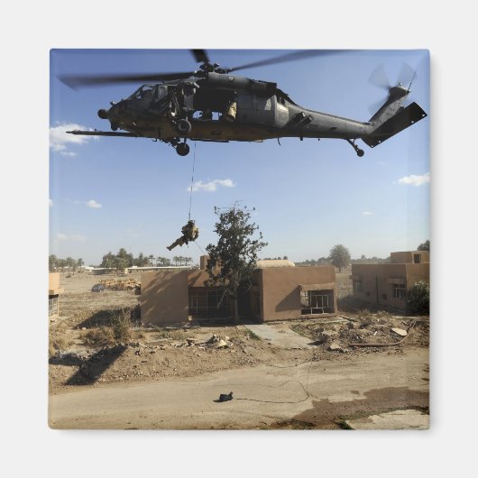 Een pararescueman rappels van een HH-60 2 Magneet (Voorkant)