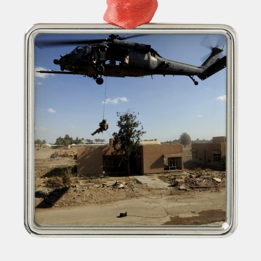 Een pararescueman rappels van een HH-60 2 Metalen Ornament (Voorkant)