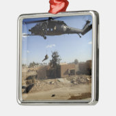Een pararescueman rappels van een HH-60 2 Metalen Ornament (Links)