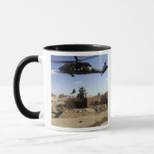 Een pararescueman rappels van een HH-60 2 Mok (Links)