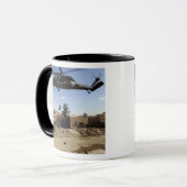 Een pararescueman rappels van een HH-60 2 Mok (Voorkant links)