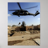 Een pararescueman rappels van een HH-60 2 Poster (Voorkant)