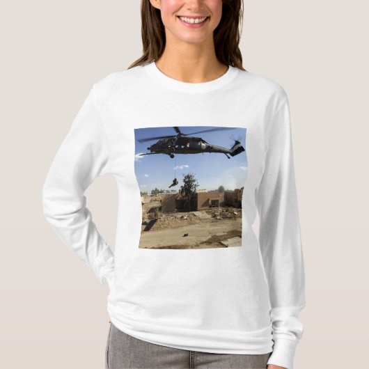 Een pararescueman rappels van een HH-60 2 T-shirt (Voorkant)