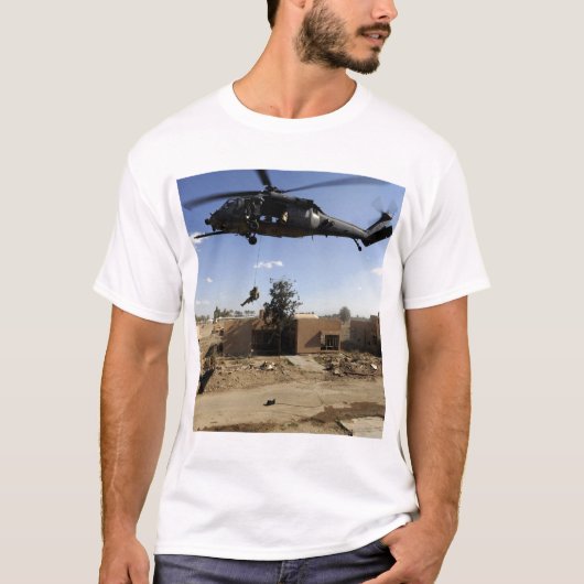 Een pararescueman rappels van een HH-60 2 T-shirt (Voorkant)