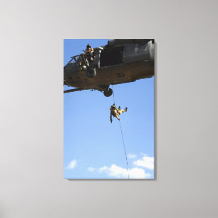 Een pararescueman rappels van een HH-60 Canvas Afdruk