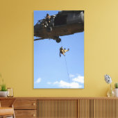 Een pararescueman rappels van een HH-60 Canvas Afdruk (Insitu (Woonkamer))