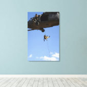 Een pararescueman rappels van een HH-60 Canvas Afdruk (Insitu (Houten vloer))
